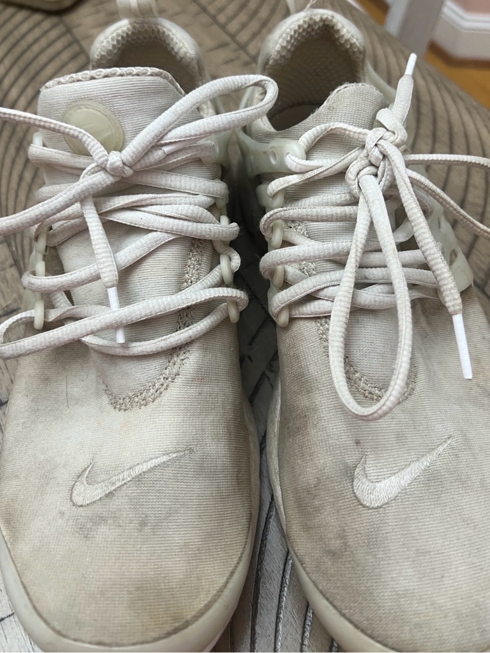 Nike Beige/Cream and white  Lace-Up Athletic Sneakers Size 9 Mens need cleaning